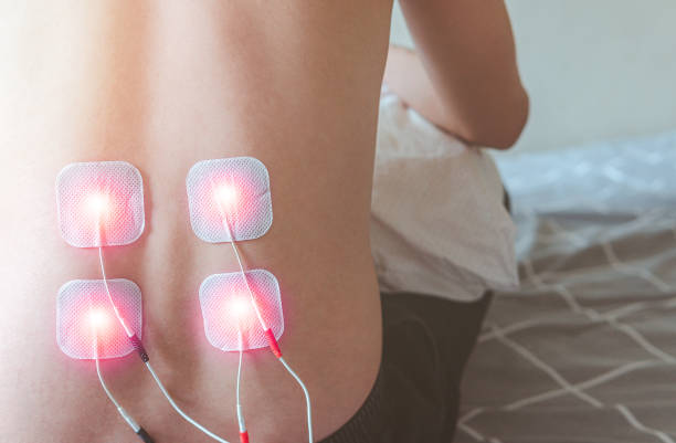 selective focus on tens electrode pads prepare for treatment on backpain - physical injury backache occupation office imagens e fotografias de stock