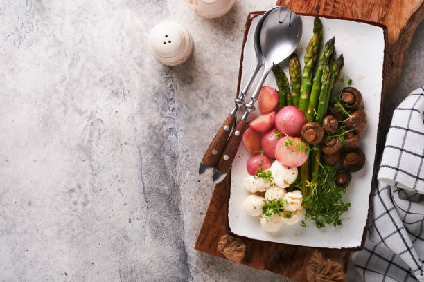 szparagi, grzyby, ser mozzarella, sałatka z grillowanej rzodkiewki i rzeżuchy, sałatka z oliwek na prostokątnym talerzu ceramicznym na jasnoszarym tle stołu z płytek. zdrowa dieta grillowana koncepcja żywności. widok z góry. - spinach salad fork low carb diet zdjęcia i obrazy z banku zdjęć