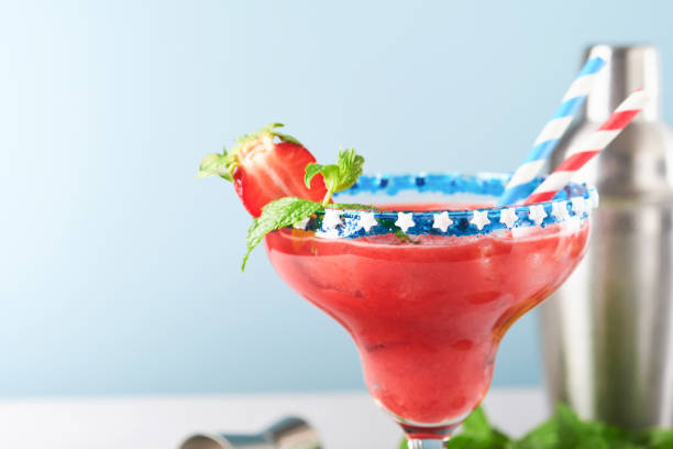 cocktail patriotique le 4 juillet. cocktail margarita en verre avec fraise, menthe et glacé. boissons pour la célébration du jour de l’indépendance américaine. - flag glass striped fourth of july photos et images de collection