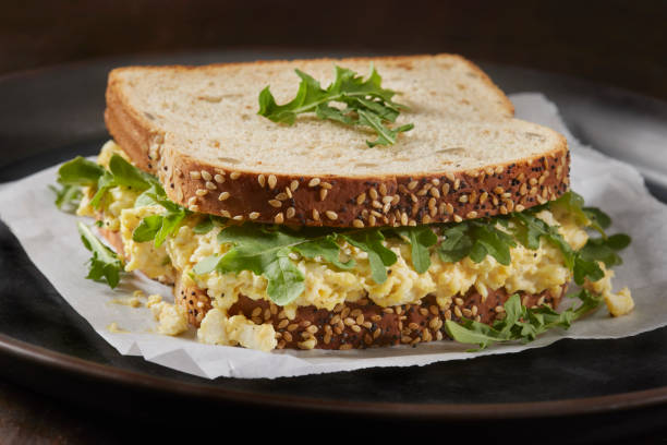 클래식 크리미 에그 샐러드 샌드위치 - sandwich breakfast boiled egg close up 뉴스 사진 이미지
