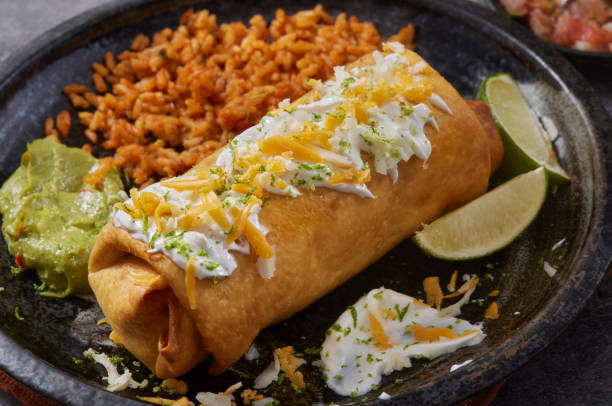 chimichanga de carne com molho mole - texmex - fotografias e filmes do acervo