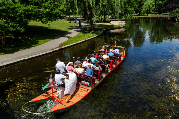 ボストンパブリックガーデン - 池のフルスワンボート - バックベイ - ボストンマサチューセッツ州 - boston public garden ストックフォトと画像