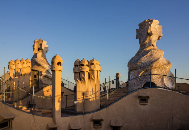 барселона каса мила (ла педрера) дымоходы. - la pedrera стоковые фото и изображения