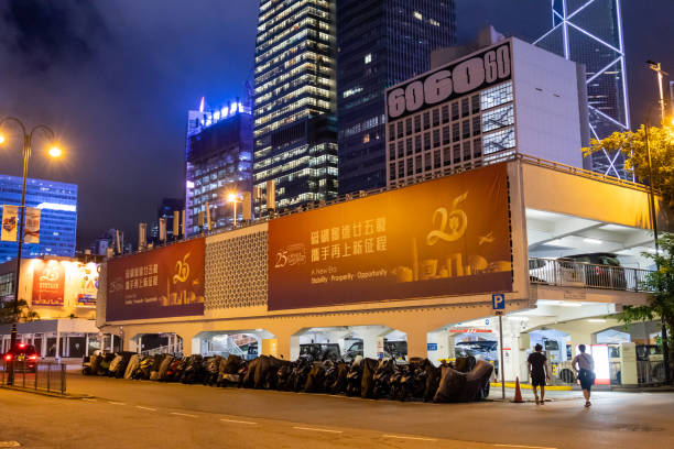 der 25. jahrestag der übergabe hongkongs von großbritannien an china - hong kong billboard asia china stock-fotos und bilder