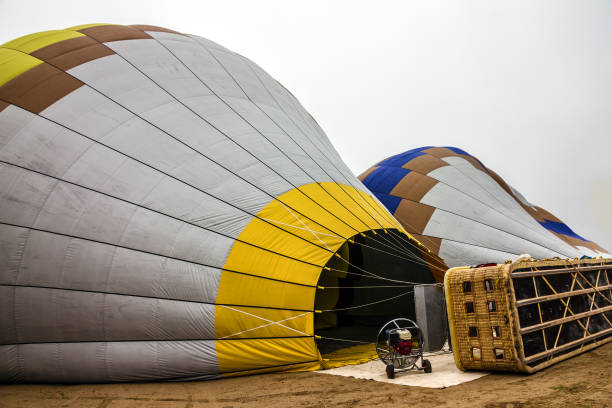 トルコのカッパドキアで開始準備中のバルーンとバスケットショー - turkey hot air balloon cappadocia basket ストックフォトと画像