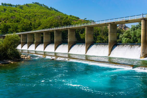 regulador y puente koprucay en manavgat, antalya. parque nacional del cañón de koprulu. - hidroeléctrica fotografías e imágenes de stock