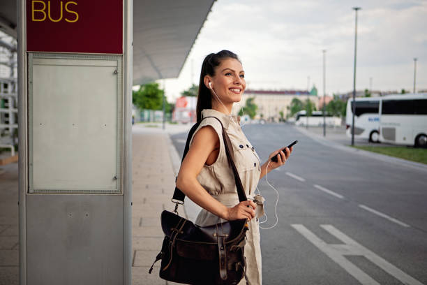 バス停で待っている若い女性の肖像画 - bus station ストックフォトと画像