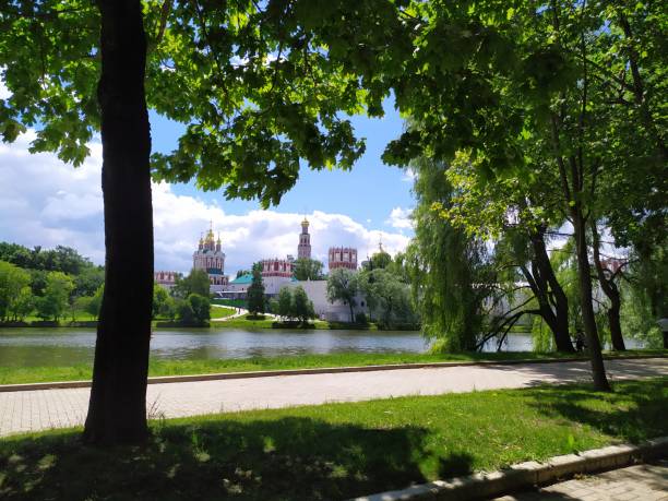 novodevichiy convent and pond in sunny summer day - novodevichy convent imagens e fotografias de stock