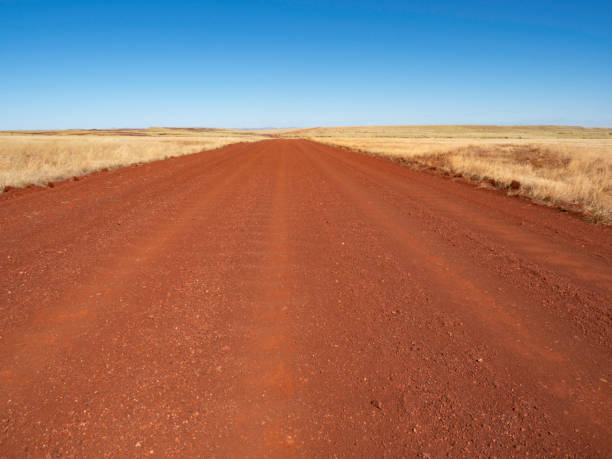 die roten feldwege des millstream chichester national park - country road australia road corrugated cardboard stock-fotos und bilder