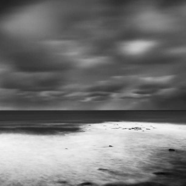 longa vista de exposição do mar de okhotsk do cabo hinode no inverno, hokkaido, japão - black and white landscape square long exposure - fotografias e filmes do acervo