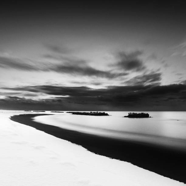 longa exposição de inverno vista de tetrápodes no mar e neve na praia, hokkaido, japão - black and white landscape square long exposure - fotografias e filmes do acervo