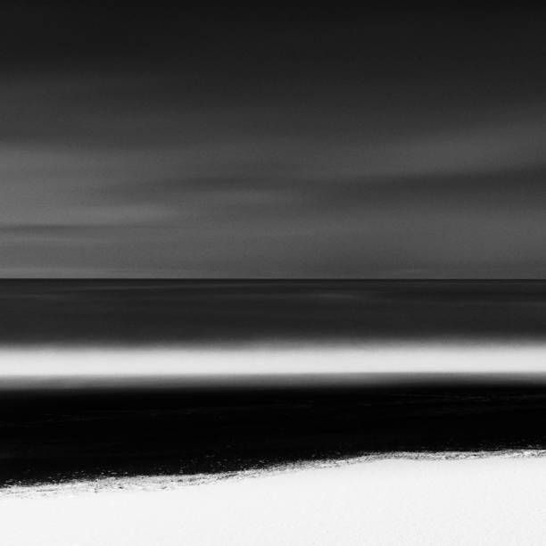 longa vista de exposição do mar de okhotsk da praia do parque nacional de abashiri no inverno, hokkaido, japão - black and white landscape square long exposure - fotografias e filmes do acervo