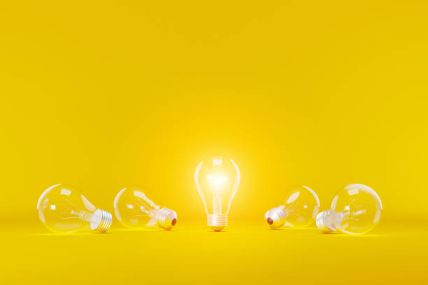 lampadina brillante eccezionale tra lampadina su sfondo giallo. concetto di idea creativa e innovazione, unico, pensare diverso, individuale e distinguersi dalla massa. illustrazione 3d - business environment responsibility light bulb foto e immagini stock