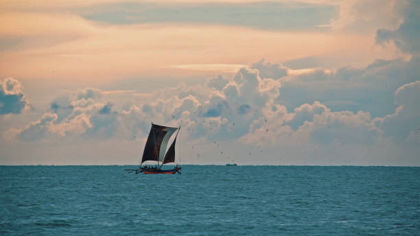 アジアの漁船 - cloud sailboat fishing boat fishing industry ストックフォトと画像