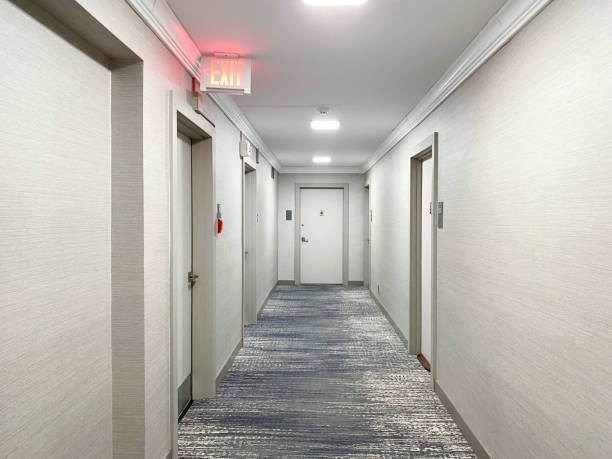istock Exit sign in a corridor of a residencial building 1404322572