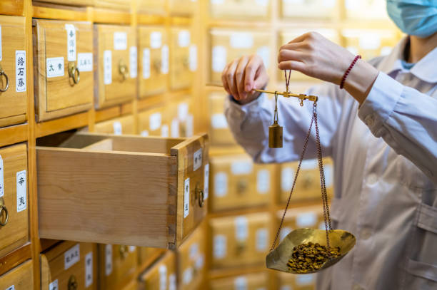 cabinet for storing herbs in pharmacy - chinese medicine medicine ancient herbal medicine imagens e fotografias de stock