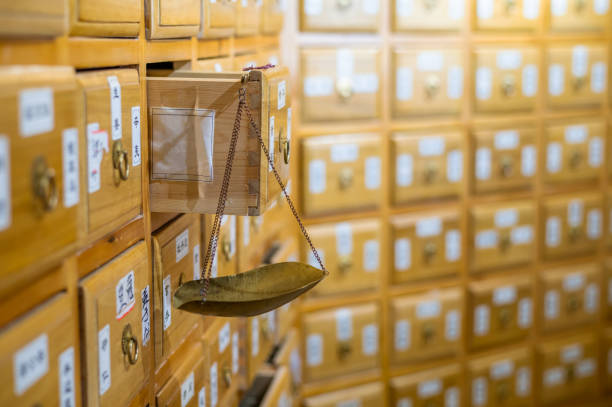 gabinete para almacenar hierbas en farmacia - chinese traditional medicine fotografías e imágenes de stock