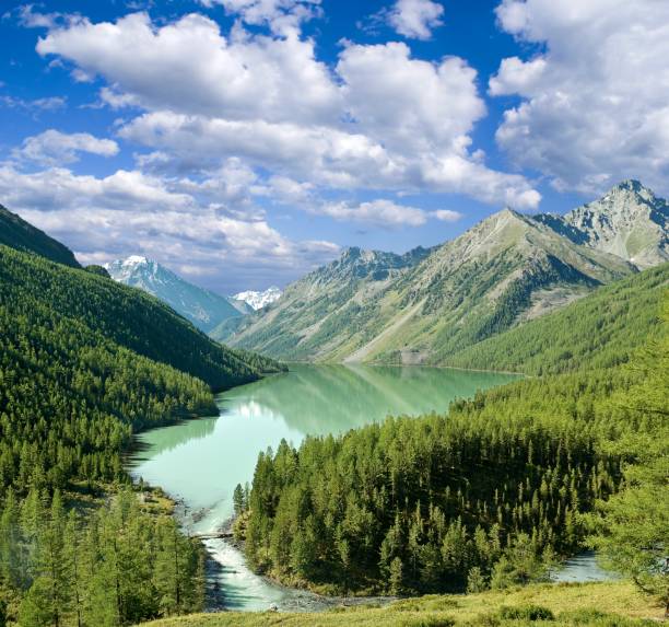 istock green lake in a mountains 1404325954