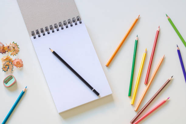 творческий процесс. скетчбук, цветные карандаши и точилка. - sketch pad стоковые фото и изображения