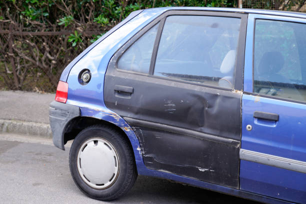 stare nadwozie samochodu z uszkodzonymi podczas wypadku z wgnieceniem starych i używanych wgniecionych pasiastych bocznych tylnych drzwi - old paintwork obrazy zdjęcia i obrazy z banku zdjęć