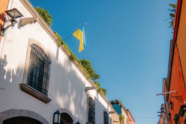 casa de méxico con bandera ucraniana - santa fe new mexico mexico adobe house fotografías e imágenes de stock
