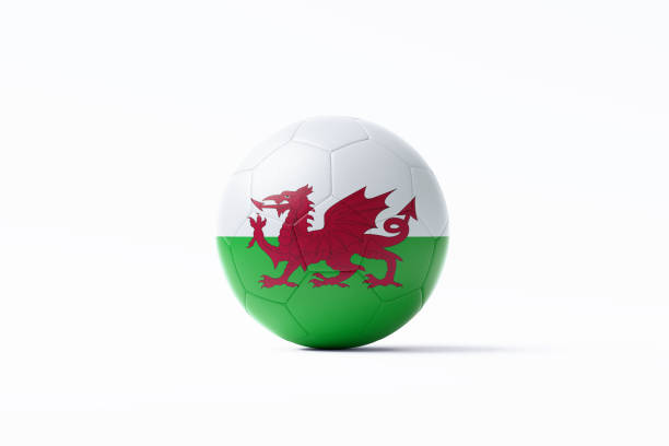 balón de fútbol texturizado con bandera galesa sentado sobre fondo blanco s - welsh flag fotografías e imágenes de stock