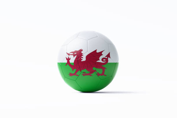 bola de futebol texturizada com bandeira galesa sentada no fundo branco s - welsh flag flag welsh culture all european flags - fotografias e filmes do acervo
