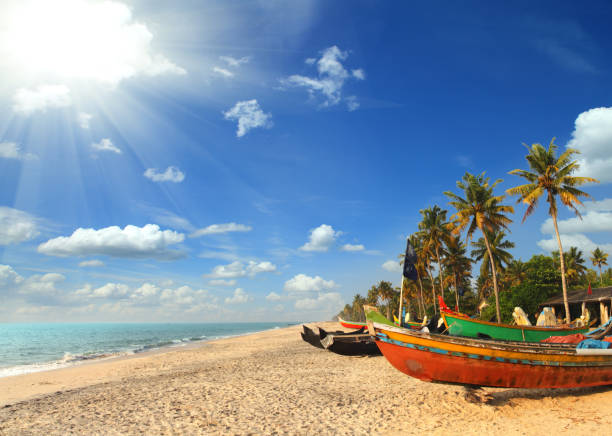 old barcos de pesca en la playa en la india - kerala fotografías e imágenes de stock