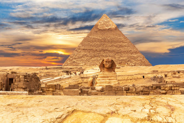 die große sphinx und die chephren-pyramide bei sonnenuntergang, gizeh, ägypten - great pyramid stock-fotos und bilder