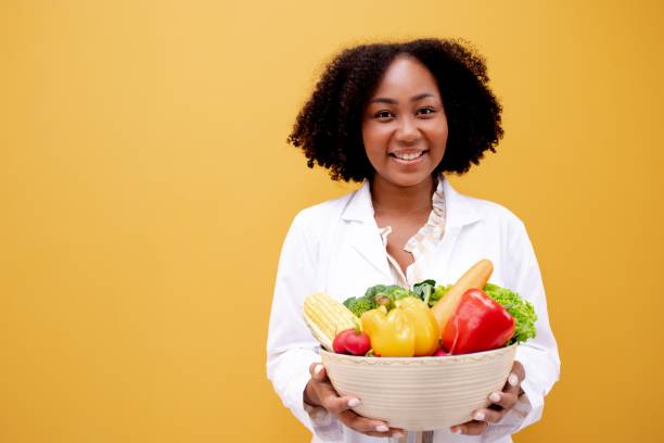 초상화 아프리카 계 미국인 건강한 식습관과식이 요법을위한 과일과 채소를 가진 긍정적 인 영양사. 건강 식품, 영양사 상담. 브라질 영양사 컨설턴트 건강 관리 격리. - women black fruit healthcare and medicine 뉴스 사진 이미지