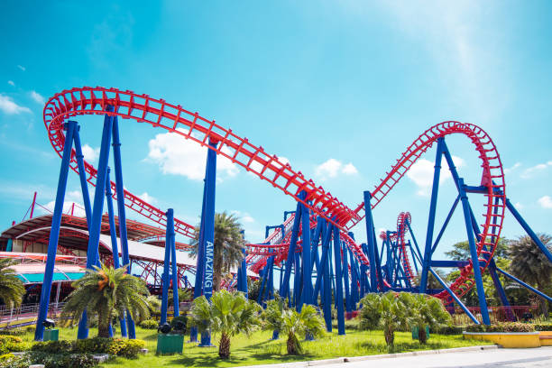 montanha russa emocionante divertido passeio de trem de diversões em parque temático. - rollercoaster - fotografias e filmes do acervo