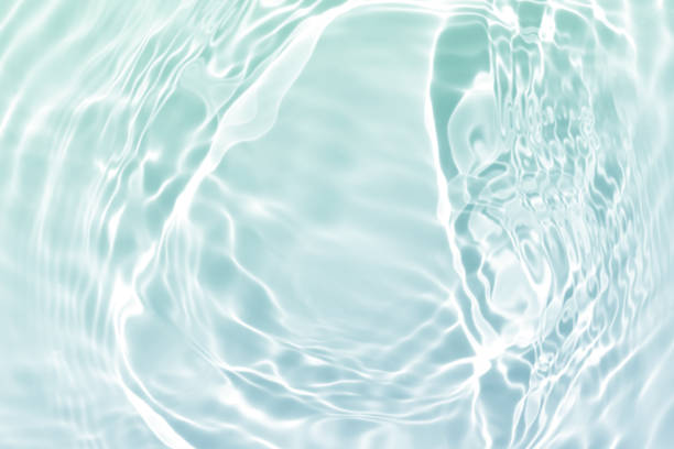 onda de água azul verde, fundo natural de textura padrão de redemoinho, fotografia de verão abstrata - water surface - fotografias e filmes do acervo