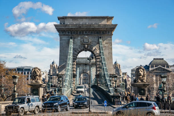 ハンガリーのブダペストにあるチェーンブリッジまたはシェチェニイ橋。 - chain bridge budapest bridge lion ストックフォトと画像