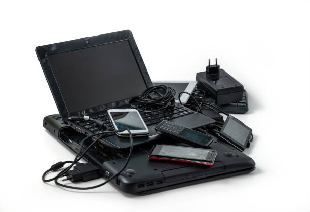 déchets électroniques prêts à être recyclés - stack damaged photos et images de collection