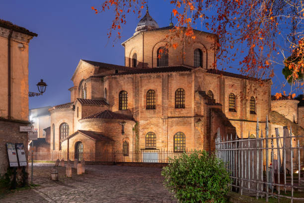 ラヴェンナ、夕方にサンヴィターレ大聖堂でイタリア - san vitale basilica ストックフォトと画像