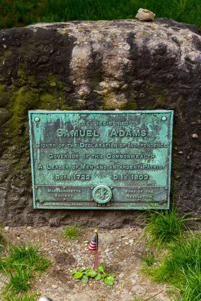 lápida de samuel adams en boston, massachusetts. una de las vistas en el freedom trail. - boston declaration of independence history usa fotografías e imágenes de stock