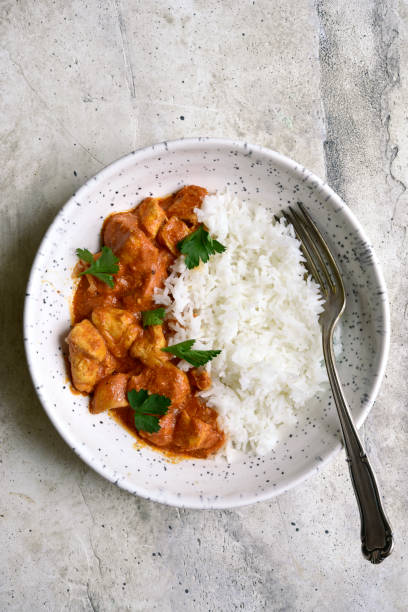 poulet au curry ( tikka masala ) avec du riz. vue de dessus avec espace de copie. - culture indienne dinde photos et images de collection