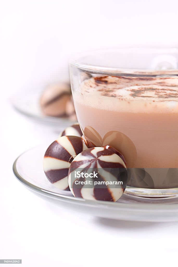 Tazza di cioccolata caramelle e cappucino a righe - Foto stock royalty-free di Alimentazione non salutare