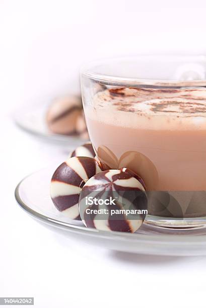 Tazza Di Cioccolata Caramelle E Cappucino A Righe - Fotografie stock e altre immagini di Alimentazione non salutare - Alimentazione non salutare, Beige, Bianco