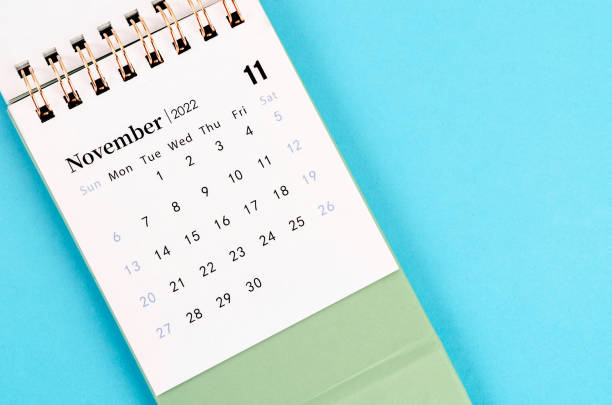 novemberkalender 2022 auf blauem hintergrund. - november stock-fotos und bilder