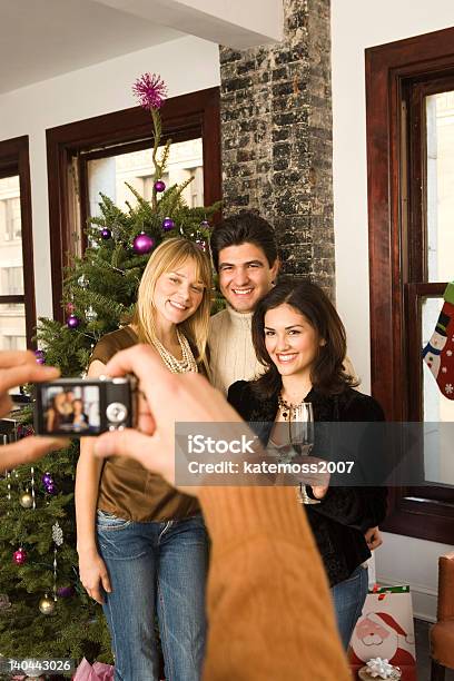 ご友人とご一緒にカメラに向かってポーズを取るのクリスマスパーティーのお祝い - 4人のストックフォトや画像を多数ご用意 - 4人, アルコール飲料, カメラ