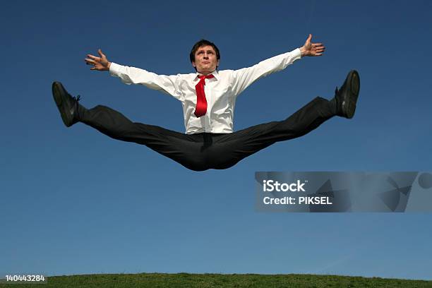 Hombre De Negocios Haciendo Se Divide En Midair Foto de stock y más banco de imágenes de Abrise de piernas - Abrise de piernas, Hombres, Piernas separadas