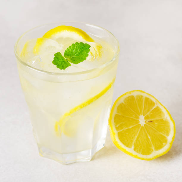 limonada bebida de água refrigerante com limão e hortelã fresca em um copo saboroso saudável bebida de verão cinza background square - 5440 - fotografias e filmes do acervo