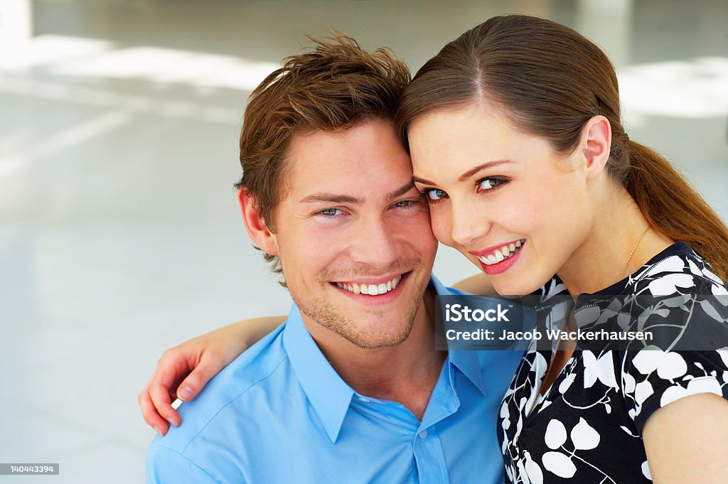 Gros plan d'un jeune couple en amour - Photo de Adulte libre de droits