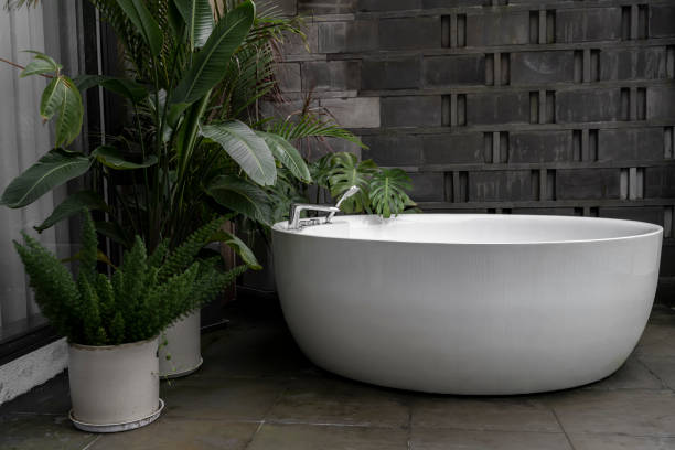 istock Open air bathtub on hotel balcony 1404436294