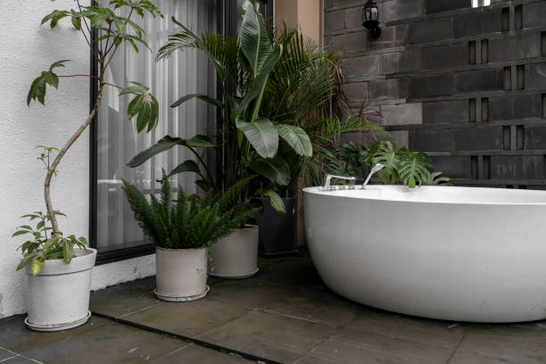 istock Open air bathtub on hotel balcony 1404436304