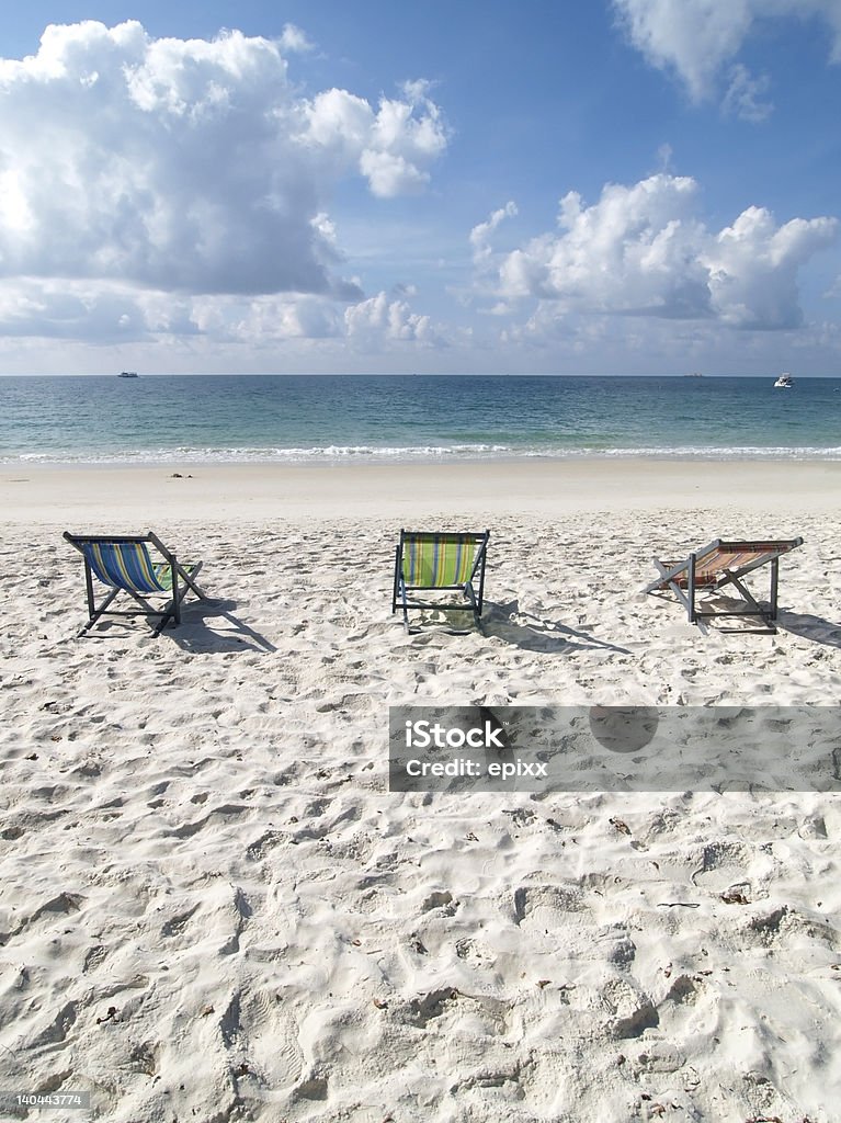 Sillas en la playa - Foto de stock de Agua libre de derechos