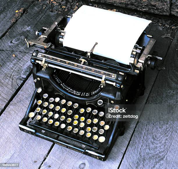 Antike Schreibmaschine Stockfoto und mehr Bilder von Fotografie - Fotografie, Horizontal, Maschinenteil - Ausrüstung und Geräte