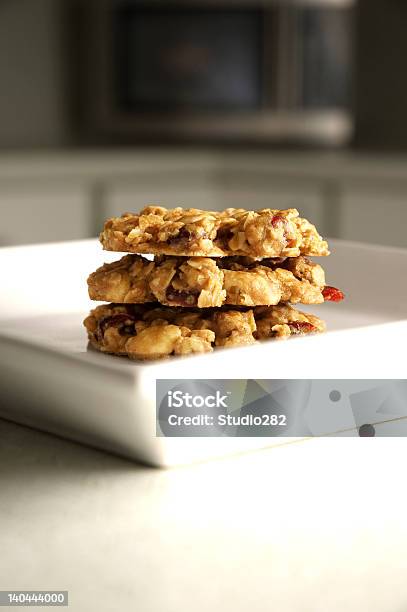 크렌베리 화이트 초콜릿 피칸 플랩잭 쿠키 접시에 대한 스톡 사진 및 기타 이미지 - 접시, 쿠키, 크랜베리