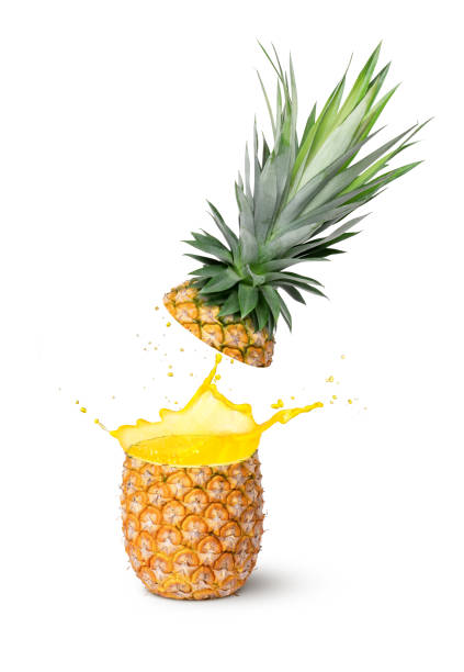 spruzzo di succo di ananas - isolated on white orange juice ripe leaf foto e immagini stock